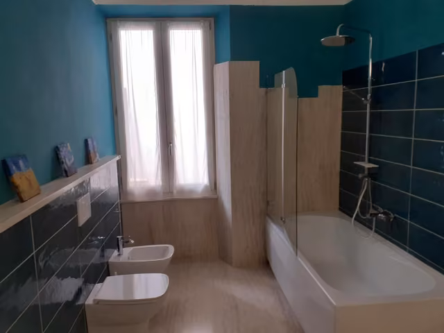 Bagno della camera con specchio e set di cortesia