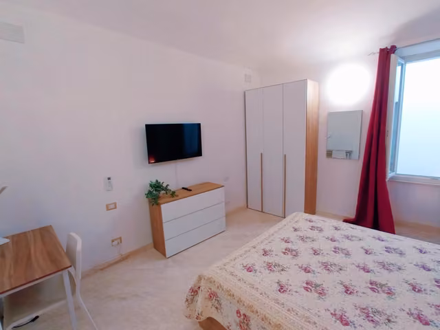 Angolo della camera con televisione e arredi