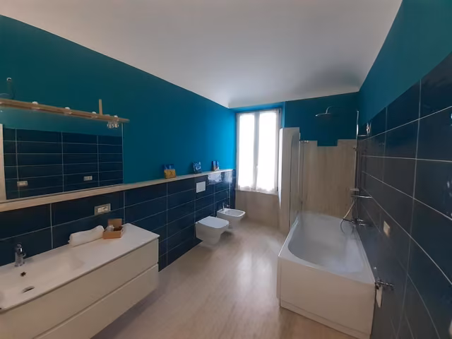 Bagno con vasca, lavandino e WC di una camera