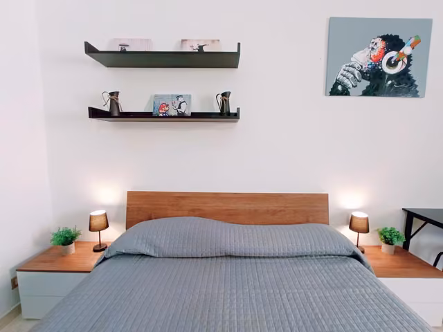 Camera doppia con bagno privato e mensole in legno ad Ascoli Piceno
